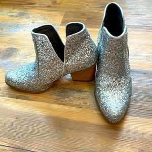 Ankle cowboy boot! Show stopper